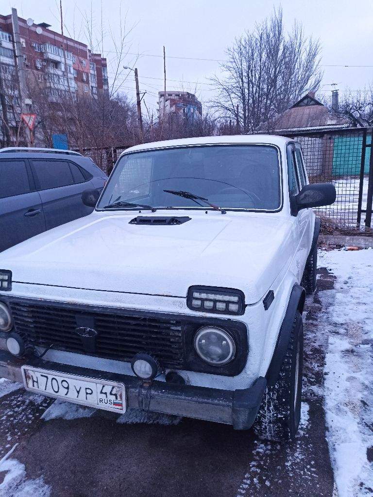 Продам ниву 2011 г. Гур, эсп, сигнализация. Электрика работает, печка греет. Днище, бордюры норм, днище обработано антикором. Салон комплектный, сиденья, потолок не рваные. Пробег 165 т. Км. Кузов не гнилой, имеются рыжики, некритично. Из недостатков 3 скорость вылетает. Цена 405 т. Р. Торг. Осмотр г. Донецк. Тел +79493016542 - фотография - 2