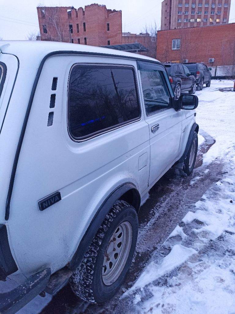 Продам ниву 2011 г. Гур, эсп, сигнализация. Электрика работает, печка греет. Днище, бордюры норм, днище обработано антикором. Салон комплектный, сиденья, потолок не рваные. Пробег 165 т. Км. Кузов не гнилой, имеются рыжики, некритично. Из недостатков 3 скорость вылетает. Цена 405 т. Р. Торг. Осмотр г. Донецк. Тел +79493016542 - фотография - 4