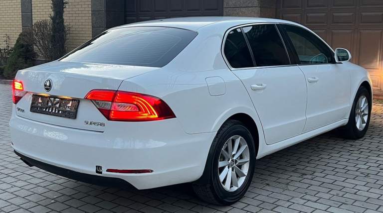 Продам skoda superb рестайлинг очень в хорошем состоянии год выпуска 2015 два владельца птс оригинальный родной пробег 170 000 на 100% объем двигателя 1.8 турбо бензин коробка передач автомат очень хорошая комплектация и надёжная в автомобиле абсолютно есть всё необходимое для комфорта новая зимняя резина с дисками мотор коробка ходовая в идеальном состоянии по электрике абсолютно работает всё согласен на любые проверки на сто автомобиль находится г. Брянка лнр цена за автомобиль 1500000 руб торг возле капота остальные вопросы по телефону звоните в любое время отвечу на все ваши вопросы номер +79592261493, +79591155856 - фотография - 3
