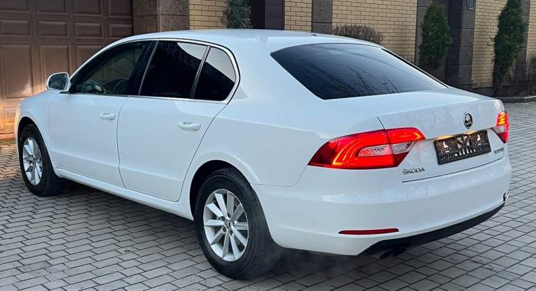 Продам skoda superb рестайлинг очень в хорошем состоянии год выпуска 2015 два владельца птс оригинальный родной пробег 170 000 на 100% объем двигателя 1.8 турбо бензин коробка передач автомат очень хорошая комплектация и надёжная в автомобиле абсолютно есть всё необходимое для комфорта новая зимняя резина с дисками мотор коробка ходовая в идеальном состоянии по электрике абсолютно работает всё согласен на любые проверки на сто автомобиль находится г. Брянка лнр цена за автомобиль 1500000 руб торг возле капота остальные вопросы по телефону звоните в любое время отвечу на все ваши вопросы номер +79592261493, +79591155856 - фотография - 4
