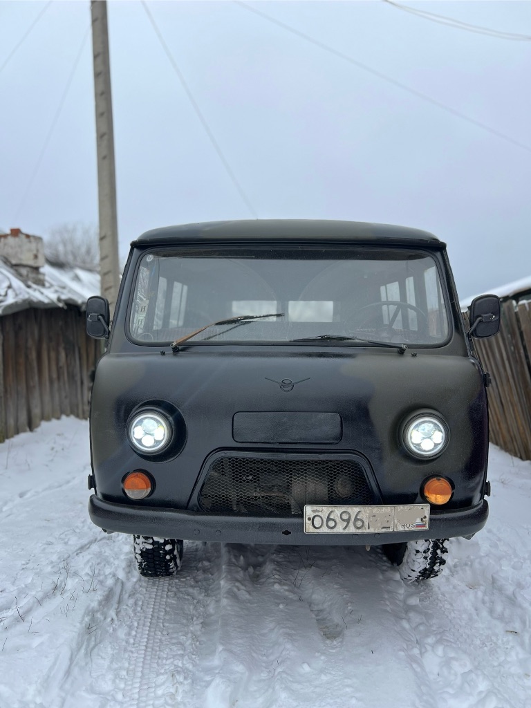 Уаз буханка продам уазик в хорошем боевом состояние, все работает, не дымит, стоит автономный дизельный отопитель салона, свет дворники, все работает, полный привод с понижайкой, резина хорошая. Двигатель:2.4 год:1994 донецк. +79493163191 цена:410т. Рублей - фотография - 1