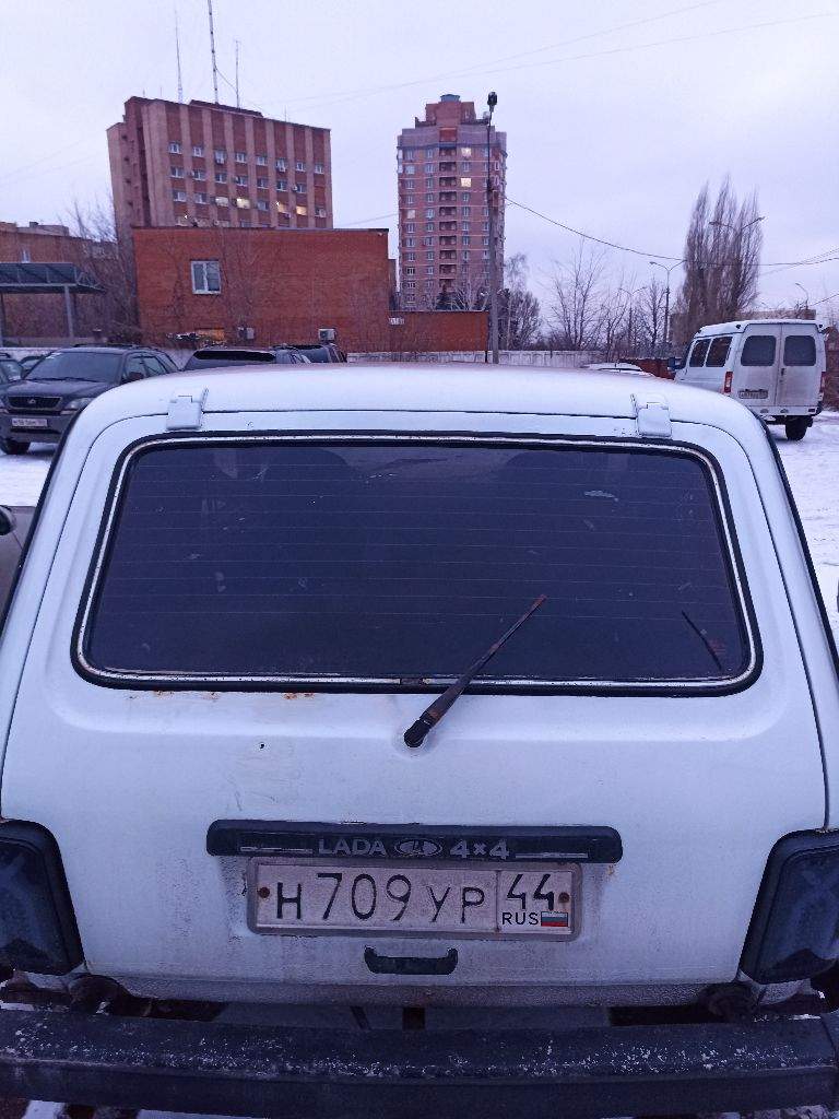 Продам ниву 2011 г. Гур, эсп. Сигнализация. Пробег 165 т. Км. Днище, бордюры целые, обработаны антикором. Кузов не гнилой, есть рыжики, не критично. Электрика вся рабочая, печка греет, резина норм. Салон целый сиденья не рваные. По документам все в порядке. Осмотр в г. Донецке. Из минуса вылетает 3 скорость на это уступлю. Цена 400 т. Р. , торг. +79493016542. - фотография - 5