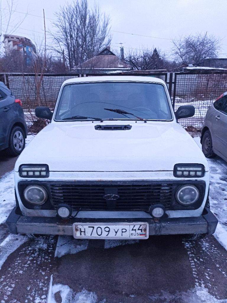 Продам ниву 2011 г. Гур, эсп. Сигнализация. Пробег 165 т. Км. Днище, бордюры целые, обработаны антикором. Кузов не гнилой, есть рыжики, не критично. Электрика вся рабочая, печка греет, резина норм. Салон целый сиденья не рваные. По документам все в порядке. Осмотр в г. Донецке. Из минуса вылетает 3 скорость на это уступлю. Цена 400 т. Р. , торг. +79493016542. - фотография - 1