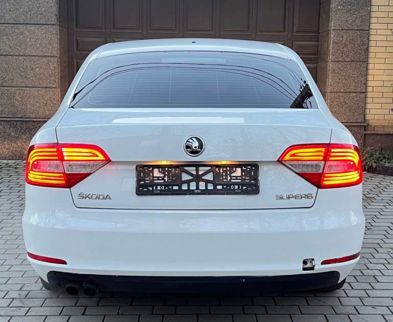 Продам skoda superb рестайлинг очень в хорошем состоянии год выпуска 2015 два владельца птс оригинальный родной пробег 171 000 на 100% объем двигателя 1.8 турбо бензин коробка передач автомат очень хорошая комплектация и надёжная в автомобиле абсолютно есть всё необходимое для комфорта новая зимняя резина с дисками мотор коробка ходовая в идеальном состоянии по электрике абсолютно работает всё согласен на любые проверки на сто автомобиль находится г. Брянка лнр цена за автомобиль 1450000 руб торг возле капота остальные вопросы по телефону звоните в любое время отвечу на все ваши вопросы номер +79592261493, +79591155856 - фотография - 8