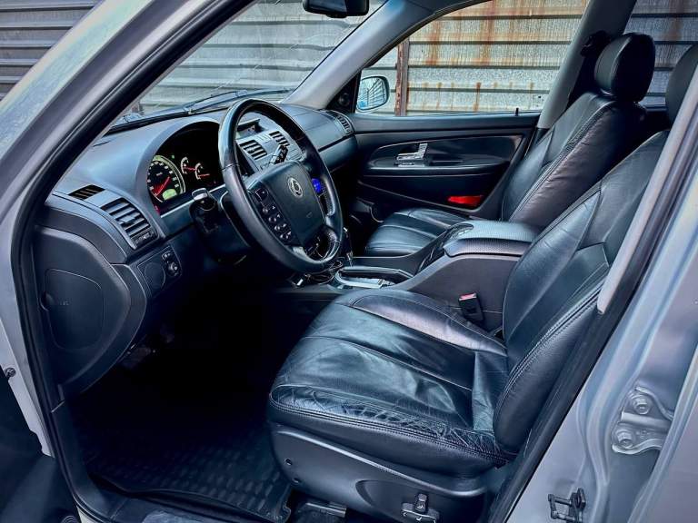 Продам ssang yong rexton 2011г. , ат 2.7 дизель, полный привод. Автомобиль в отличном состоянии, двигатель, коробка передач, ходовая часть, работает на 5+, два комплекта колес. Авто весь в родном окрасе, заменены все расходники, все масла, в том числе в раздатке и моста, один владелец с 2011 год, документы в полном порядке. Авто находится в г. Донецк. Цена: 1300000 руб. По интересующей информации обращаться по телефону: +79493570671 - фотография - 6