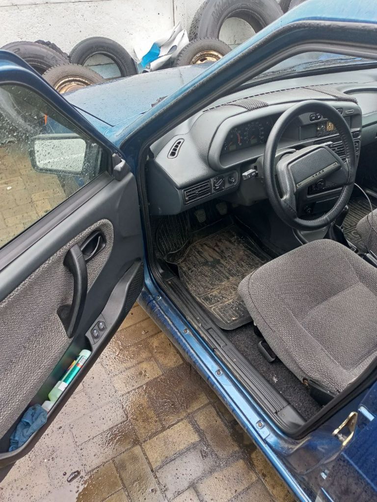 Продам 2115 2005 г. , инжектор, 1,5, 8 кл. Автомобиль весь в родной краске, есть пару рыжаков - на езде не влияют. Ходовка почти вся новая, новый стартер, новые передние фары, резина зима и лето. На ходу каждый день. Учет: 180 регион, я хозяин цена :340 т. Р. , торг реальному покупателю на косяки по лкп. Тел. : +7-949-347-11-07, +7-949-347-11-06 - фотография - 5