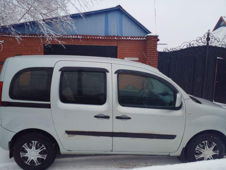 Продам (по доверенности)рено кенго 2009г 252000 пробег оригинальный, кузов состояние отлично (оцинкован), салон хороший не затертый,1.5 дизель, новые форсунки, топливная, свечи накала, резина. Цена670000 торг. +79494833256 - фотография - 14