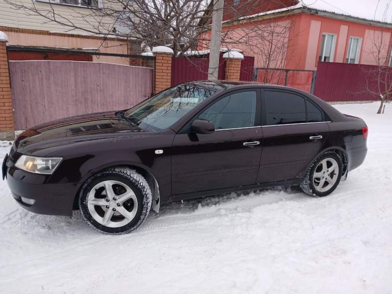 Продам хэндай сонатанф 2007гв 2.4i акпп. Пробег 228000км. Кож. Салон. Подогревы: сидений, зеркал, лобовое задние стекла, омыватели лоб стекла. Омыватели фар. Мягкий тихий комфортный автомобиль. Цена 770тысяч рублей. Торг у капота. +79595296309 - фотография - 2