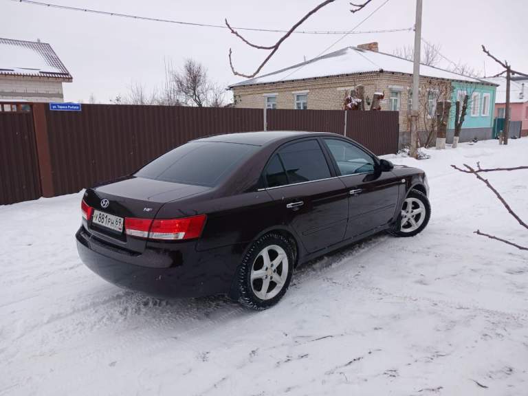 Продам хэндай сонатанф 2007гв 2.4i акпп. Пробег 228000км. Кож. Салон. Подогревы: сидений, зеркал, лобовое задние стекла, омыватели лоб стекла. Омыватели фар. Мягкий тихий комфортный автомобиль. Цена 770тысяч рублей. Торг у капота. +79595296309 - фотография - 1