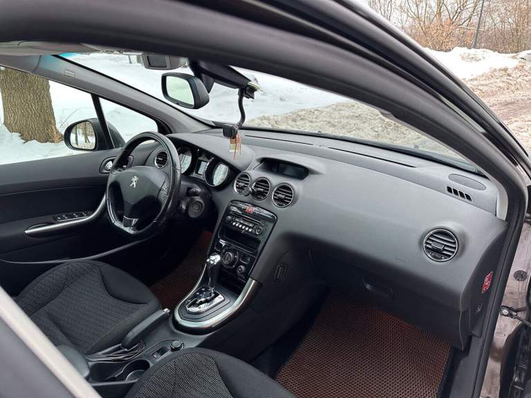 Продам peugeote 308
Цена: 850 000₽ торг у капота
Год выпуска: 2012 рестайдинг
Пробег: 160 000
Двигатель:1,6
Осмотр макеевка

Максимальная комплектация allure коробка автомат! Кузов в родной краске! Салон в идеальном состоянии, работает каждая кнопка и функция! Сиденья с подогревом как новые, без пятен и других дефектов! Панорама! Двигатель, акпп, ходовая в отличном состоянии. Airbag, боковые шторки безопасности заводские, никогда не срабатывали! Колеса зима, состояние хорошее, не старая!

Двух зонный климат, круиз контроль/ограничитель скорости, датчик дождя/ света, омыватель фар, электроскладывание зеркал, русифицированное меню, диодные ходовые огни, штатный задний парктроник, чёрная лаковая консоль, подрулевое управление музыкой, автозатемнение зеркала заднего вида, литые диски г17, abs, srs, система курсовой стабилизации esp, кожаный руль и подлокотник, хромированные накладки на педалях/ руле/порогах, качественная музыка с выходом usb, aux, подключение по bluetooth и многое другое. Доп. Установлена сигнализация

📲 Tg: @cuzen5512
📞 Звоните: +7(949)7775522 сергей - фотография - 7