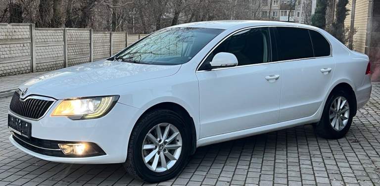 Продам skoda superb рестайлинг очень в хорошем состоянии год выпуска 2015 я владелец пробег 173 000 объем двигателя 1.8 турбо бензин коробка передач автомат очень хорошая комплектация и надёжная в автомобиле абсолютно есть всё необходимое для комфорта новая зимняя резина с дисками мотор коробка ходовая в идеальном состоянии по электрике абсолютно работает всё согласен на любые проверки на сто автомобиль находится г. Брянка лнр цена за автомобиль 1450000 руб торг возле капота остальные вопросы по телефону звоните в любое время отвечу на все ваши вопросы номер +79591155856 - фотография - 5