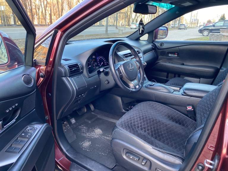 Продам lexus rx 350, официал, полный привод, с 8 ступенчатой акпп aisin.
С оригинальным пробегом 189000 км.
В максимальной комплектации f-sport с проекцией на стекло, черным потолком, навигацией с последними обновлениями и множеством других функций.
Машина полностью обслуженная, во вложениях не нуждается. В отличном состоянии по всем аспектам.
В комплекте 2 ключа и ключ механических блокировок акпп и тормозов, а также брелок доп сигнализации, есть 2 комплекта отличной резины зима/лето отдам в подарок.
Весь свет заменен на led.
Вопросы по тел. + 79493466205
К номеру привязаны ватсап и телеграмм.
Цена-3090000 руб. - фотография - 4