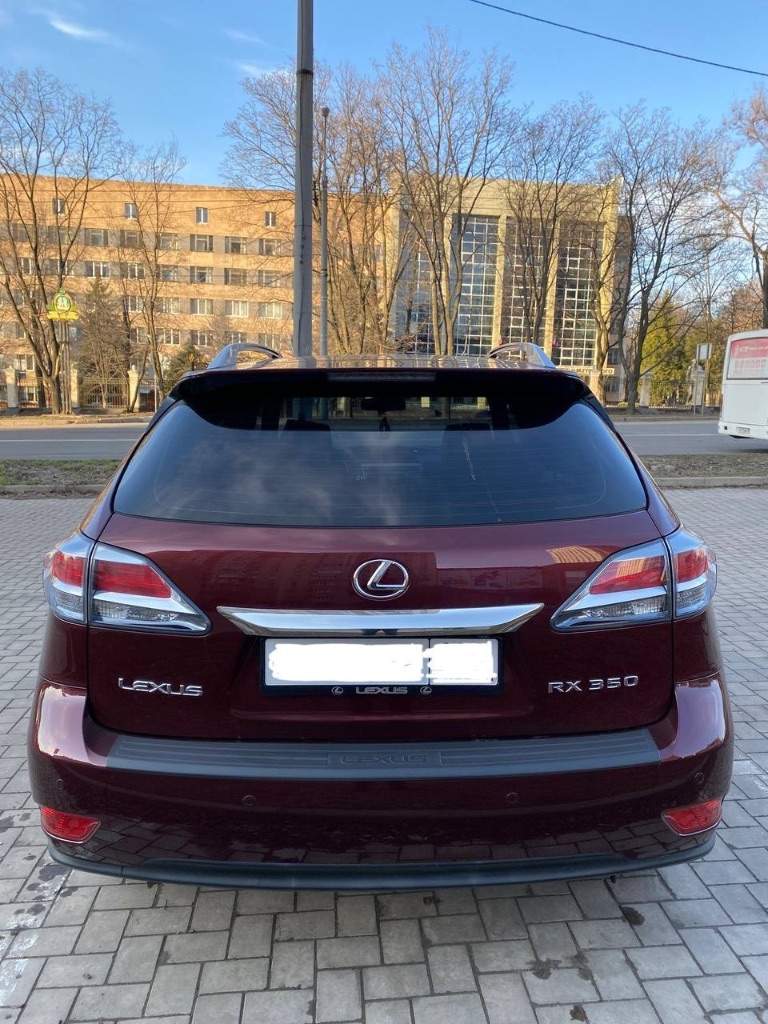 Продам lexus rx 350, официал, полный привод, с 8 ступенчатой акпп aisin.
С оригинальным пробегом 189000 км.
В максимальной комплектации f-sport с проекцией на стекло, черным потолком, навигацией с последними обновлениями и множеством других функций.
Машина полностью обслуженная, во вложениях не нуждается. В отличном состоянии по всем аспектам.
В комплекте 2 ключа и ключ механических блокировок акпп и тормозов, а также брелок доп сигнализации, есть 2 комплекта отличной резины зима/лето отдам в подарок.
Весь свет заменен на led.
Вопросы по тел. + 79493466205
К номеру привязаны ватсап и телеграмм.
Цена-3090000 руб. - фотография - 3