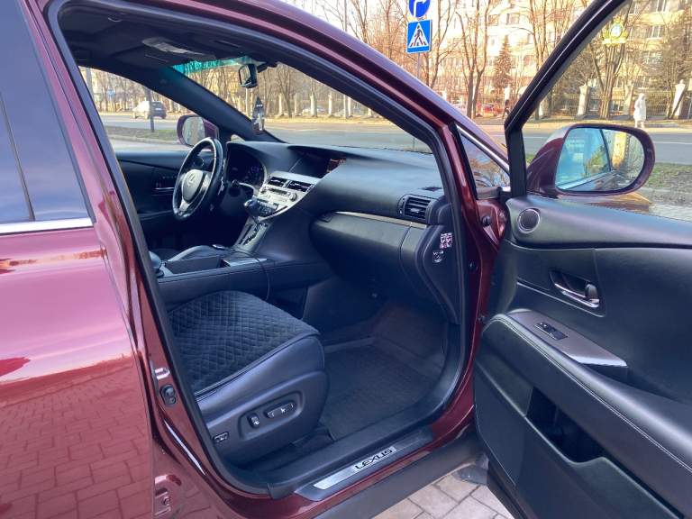 Продам lexus rx 350, официал, полный привод, с 8 ступенчатой акпп aisin.
С оригинальным пробегом 189000 км.
В максимальной комплектации f-sport с проекцией на стекло, черным потолком, навигацией с последними обновлениями и множеством других функций.
Машина полностью обслуженная, во вложениях не нуждается. В отличном состоянии по всем аспектам.
В комплекте 2 ключа и ключ механических блокировок акпп и тормозов, а также брелок доп сигнализации, есть 2 комплекта отличной резины зима/лето отдам в подарок.
Весь свет заменен на led.
Вопросы по тел. + 79493466205
К номеру привязаны ватсап и телеграмм.
Цена-3090000 руб. - фотография - 18