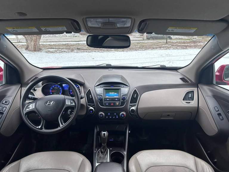 Продам hyundai tucson 2015 г. В.
Мотор: 2.0 gdi (115.000 км пробег)
Коробка передач: автомат (aisin 6 ступенчатый)
Салон: комбинированная кожа с тканью
Комплектация: датчик света, датчик дождя, мультируль, электрорегулировка водительского сидения, электрорегулировка зеркал, регулировка руля по высоте и вылету, кондиционер, центральное зеркало с автозатемнением, камера заднего вида, мультимедиа (aux, bluetooth, usb).
Автомобиль в отличном техническом состоянии, мотор работает отлично, не стучит, не дымит, не троит, масло не ест. Коробка переключается четко, без рывков, без пинков. Стоит новая хорошая зимняя резина nokian.
Кузов, ходовая и днище так же в отличном состоянии! За машиной следили, денег не жалели. При осмотре проведу проверку кузова толщиномером и компьютерную диагностику!
Кто ищет действительно хорошую машину - звоните!
Цена: 1.650.000₽
Г. Алчевск
+79591259920 - фотография - 7