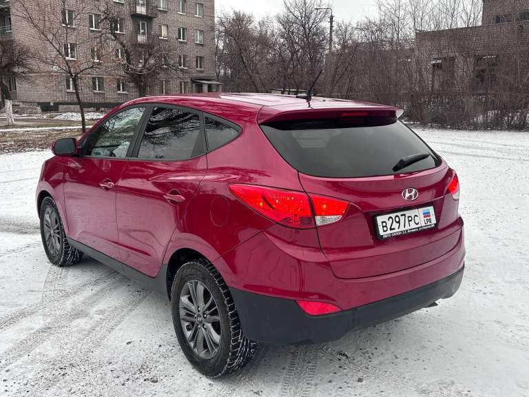 Продам hyundai tucson 2015 г. В.
Мотор: 2.0 gdi (115.000 км пробег)
Коробка передач: автомат (aisin 6 ступенчатый)
Салон: комбинированная кожа с тканью
Комплектация: датчик света, датчик дождя, мультируль, электрорегулировка водительского сидения, электрорегулировка зеркал, регулировка руля по высоте и вылету, кондиционер, центральное зеркало с автозатемнением, камера заднего вида, мультимедиа (aux, bluetooth, usb).
Автомобиль в отличном техническом состоянии, мотор работает отлично, не стучит, не дымит, не троит, масло не ест. Коробка переключается четко, без рывков, без пинков. Стоит новая хорошая зимняя резина nokian.
Кузов, ходовая и днище так же в отличном состоянии! За машиной следили, денег не жалели. При осмотре проведу проверку кузова толщиномером и компьютерную диагностику!
Кто ищет действительно хорошую машину - звоните!
Цена: 1.650.000₽
Г. Алчевск
+79591259920 - фотография - 5