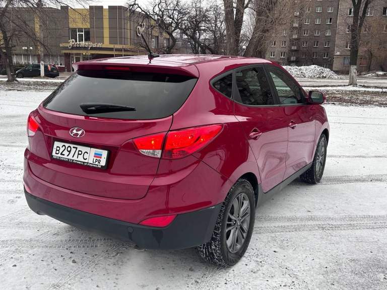 Продам hyundai tucson 2015 г. В.
Мотор: 2.0 gdi (115.000 км пробег)
Коробка передач: автомат (aisin 6 ступенчатый)
Салон: комбинированная кожа с тканью
Комплектация: датчик света, датчик дождя, мультируль, электрорегулировка водительского сидения, электрорегулировка зеркал, регулировка руля по высоте и вылету, кондиционер, центральное зеркало с автозатемнением, камера заднего вида, мультимедиа (aux, bluetooth, usb).
Автомобиль в отличном техническом состоянии, мотор работает отлично, не стучит, не дымит, не троит, масло не ест. Коробка переключается четко, без рывков, без пинков. Стоит новая хорошая зимняя резина nokian.
Кузов, ходовая и днище так же в отличном состоянии! За машиной следили, денег не жалели. При осмотре проведу проверку кузова толщиномером и компьютерную диагностику!
Кто ищет действительно хорошую машину - звоните!
Цена: 1.650.000₽
Г. Алчевск
+79591259920 - фотография - 4