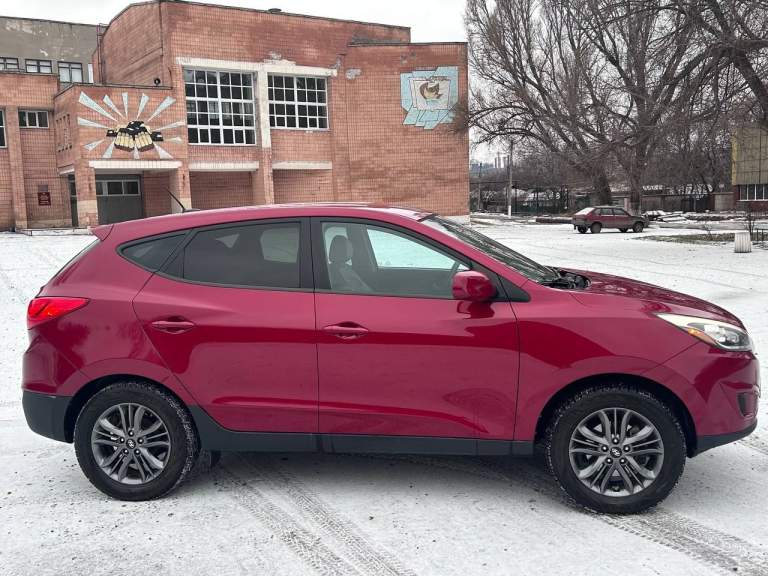 Продам hyundai tucson 2015 г. В.
Мотор: 2.0 gdi (115.000 км пробег)
Коробка передач: автомат (aisin 6 ступенчатый)
Салон: комбинированная кожа с тканью
Комплектация: датчик света, датчик дождя, мультируль, электрорегулировка водительского сидения, электрорегулировка зеркал, регулировка руля по высоте и вылету, кондиционер, центральное зеркало с автозатемнением, камера заднего вида, мультимедиа (aux, bluetooth, usb).
Автомобиль в отличном техническом состоянии, мотор работает отлично, не стучит, не дымит, не троит, масло не ест. Коробка переключается четко, без рывков, без пинков. Стоит новая хорошая зимняя резина nokian.
Кузов, ходовая и днище так же в отличном состоянии! За машиной следили, денег не жалели. При осмотре проведу проверку кузова толщиномером и компьютерную диагностику!
Кто ищет действительно хорошую машину - звоните!
Цена: 1.650.000₽
Г. Алчевск
+79591259920 - фотография - 3