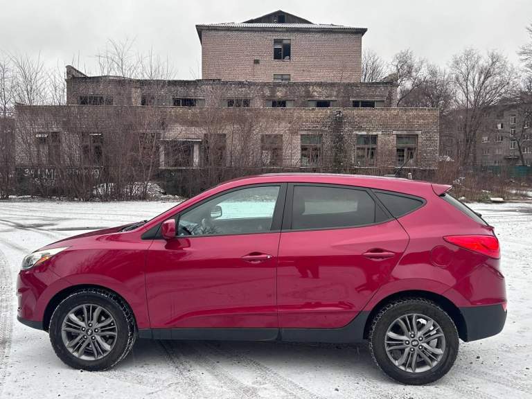 Продам hyundai tucson 2015 г. В.
Мотор: 2.0 gdi (115.000 км пробег)
Коробка передач: автомат (aisin 6 ступенчатый)
Салон: комбинированная кожа с тканью
Комплектация: датчик света, датчик дождя, мультируль, электрорегулировка водительского сидения, электрорегулировка зеркал, регулировка руля по высоте и вылету, кондиционер, центральное зеркало с автозатемнением, камера заднего вида, мультимедиа (aux, bluetooth, usb).
Автомобиль в отличном техническом состоянии, мотор работает отлично, не стучит, не дымит, не троит, масло не ест. Коробка переключается четко, без рывков, без пинков. Стоит новая хорошая зимняя резина nokian.
Кузов, ходовая и днище так же в отличном состоянии! За машиной следили, денег не жалели. При осмотре проведу проверку кузова толщиномером и компьютерную диагностику!
Кто ищет действительно хорошую машину - звоните!
Цена: 1.650.000₽
Г. Алчевск
+79591259920 - фотография - 6