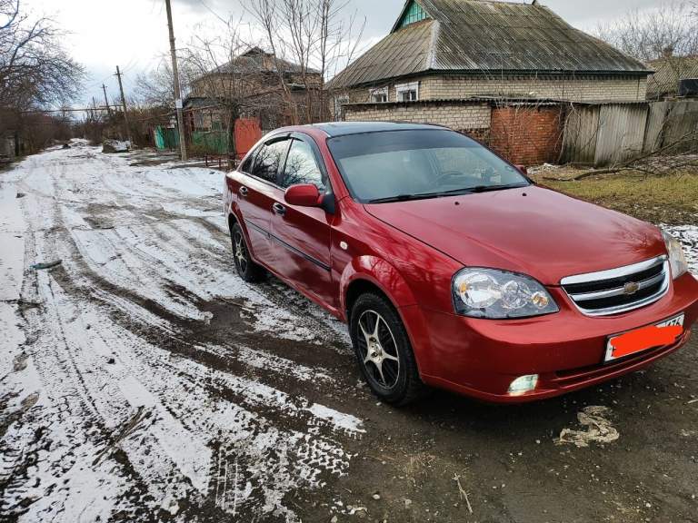 Продам шевроле лачетти 2010 год. В идеальном состоянии. Не гнилая, не ржавая. Машина не битая, как с автосалона шла такая и сейчас. Геометрия кузова ровная. Полная комплектация резина, зима, шипы. Новая. Салон в идеальном состоянии. Цена договорная, срочно. +7949-580-01-38 - фотография - 1