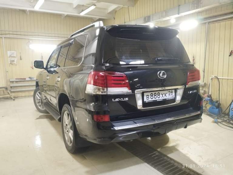 Продам легендарный японский внедорожник премиум класса lexus lx570 2013 года в максимальной комплектации. .. Привезен с дальнего востока в этом году. .. Все работает на 5, сел и поехал. .. Единственный в нашем городе! Цена 6🍋, торга нет!звонить, писать +79493387175 - фотография - 4