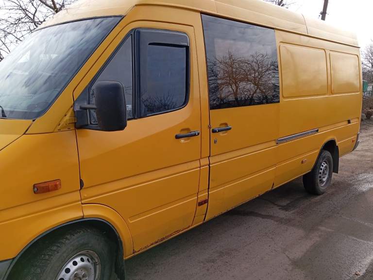 Продам sprinter, в нормальном состоянии, сёл и поехал, технически всё исправно, есть нюансы по кузову, по дверям. Пороги, дно целое. +79497164787, связь плохая, лучше в телеграм. Цена 1200000, торг - фотография - 1