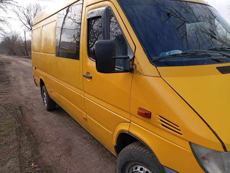 Продам sprinter, в нормальном состоянии, сёл и поехал, технически всё исправно, есть нюансы по кузову, по дверям. Пороги, дно целое. +79497164787, связь плохая, лучше в телеграм. Цена 1200000, торг - фотография - 5