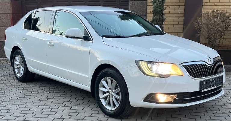Продам skoda superb рестайлинг очень в хорошем состоянии год выпуска 2015 я владелец пробег 172 000 объем двигателя 1.8 турбо бензин коробка передач автомат очень хорошая комплектация и надёжная в автомобиле абсолютно есть всё необходимое для комфорта новая зимняя резина с дисками мотор коробка ходовая в идеальном состоянии по электрике абсолютно работает всё согласен на любые проверки на сто автомобиль находится г. Брянка лнр цена за автомобиль 1450000 руб торг возле капота остальные вопросы по телефону звоните в любое время отвечу на все ваши вопросы номер +79591155856 - фотография - 1