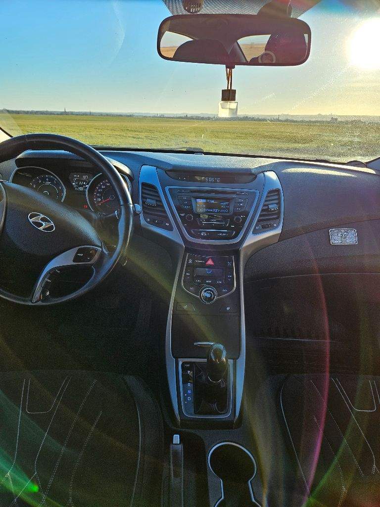Продам hyundai elantra 2014года в хорошем состоянии. Вся в родном окрасе, пробег родной 113тысяч. Коробка автомат, подогрев передних сидений, климат контроль. Все вопросы по номеру +79493292343
Цена 1400000,торг присутствует - фотография - 3