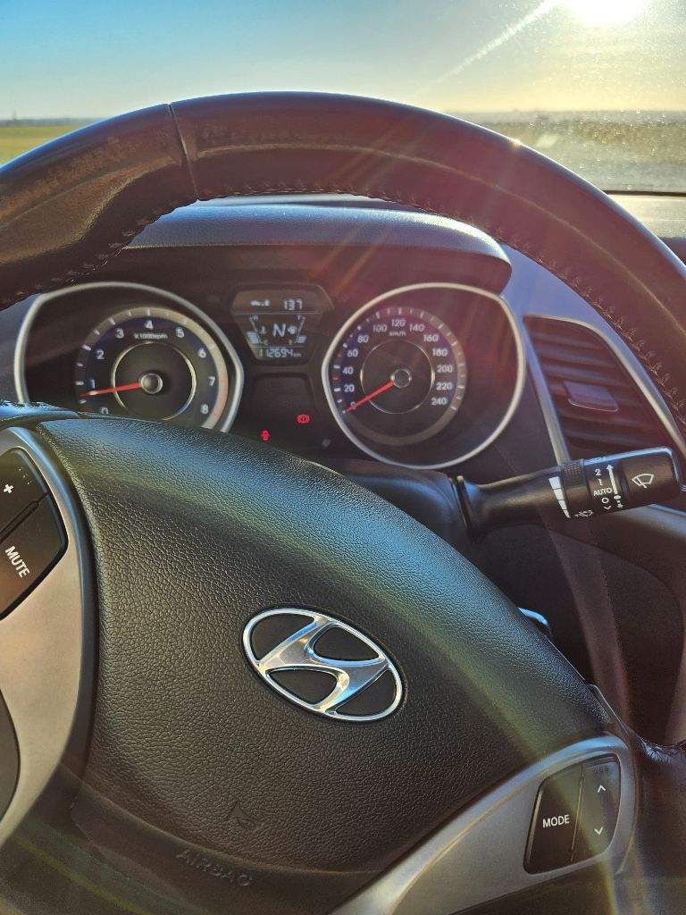 Продам hyundai elantra 2014года в хорошем состоянии. Вся в родном окрасе, пробег родной 113тысяч. Коробка автомат, подогрев передних сидений, климат контроль. Все вопросы по номеру +79493292343
Цена 1400000,торг присутствует - фотография - 4