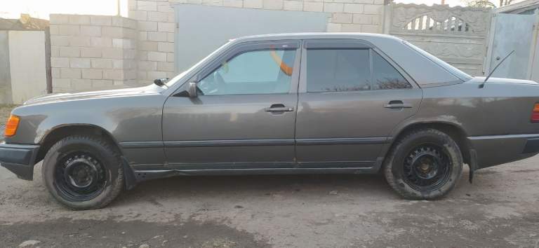 Продам mercedes-benz w124 2.3, мкпп 5 ст. , бензин, пробег 250 000 км. , также отдам комплект летней резины на дисках.
Цена 250 т. Р. Торг, осмотр макеевка. Все вопросы по тел. +7949 4069626. - фотография - 3