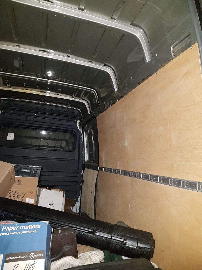 Продам мercedes-benz sprinter. Грузовик 2005г. В база высокий средний. Цвет серебристый. Двигатель 2.7 сdi электропаке, кондиционе, автономка, пртнуд. Блокировкс заднего моста, аbc, asp. Пробег 199т. Км гаоажное хранение. Состояние ( новая машина). Цена 2600000р - фотография - 5