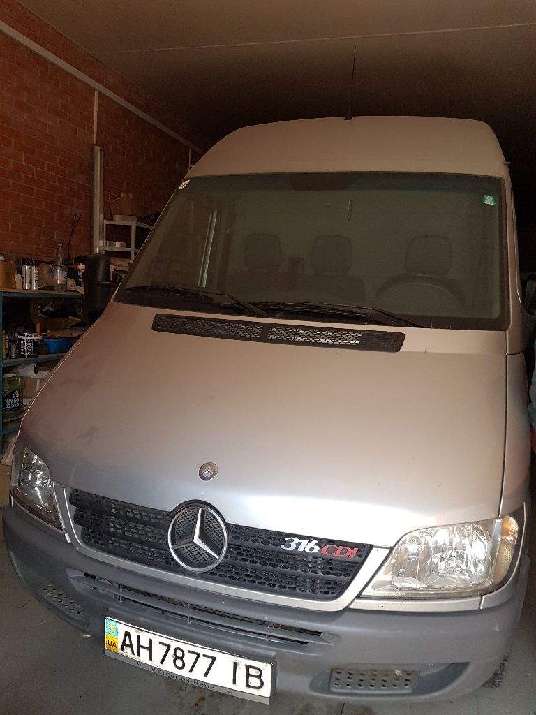 Продам мercedes-benz sprinter. Грузовик 2005г. В база высокий средний. Цвет серебристый. Двигатель 2.7 сdi электропаке, кондиционе, автономка, пртнуд. Блокировкс заднего моста, аbc, asp. Пробег 199т. Км гаоажное хранение. Состояние ( новая машина). Цена 2600000р - фотография - 1