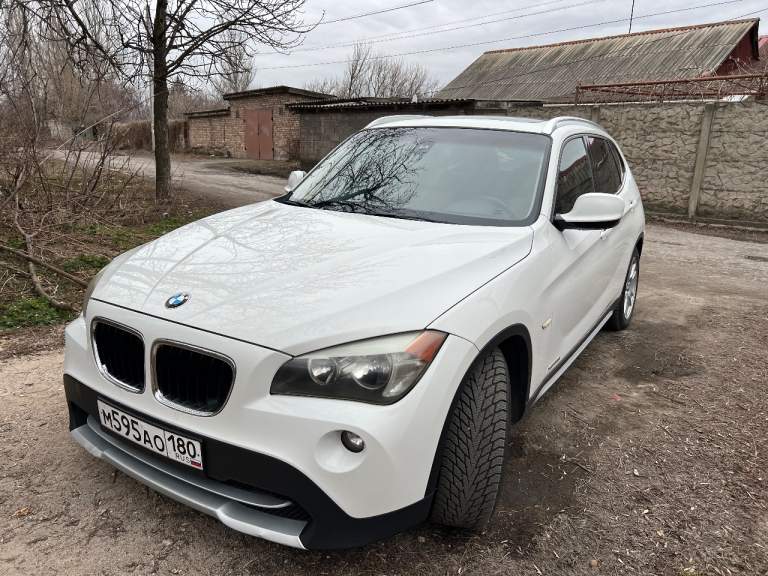 Продам bmw x1 e84 191 тыс. Км 2011г. Цена 1.700.000 руб. Крашеный только капот. Комплект новых зимних и летних шин. По комплектации 28ixdrive 8 акпп на 245л. С. Доналоговый, кресла спорт с боковой подкачкой, климат на две зоны, подогрев руля и сидений, круиз, хорошая акустика harman (звук классный), панорама. Увеличенные торомоза, если сравнивать с российскими комплектациями. +7949з4659о7 - фотография - 10