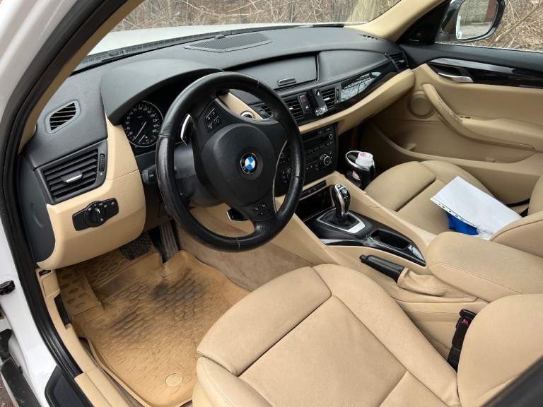 Продам bmw x1 e84 191 тыс. Км 2011г. Цена 1.700.000 руб. Крашеный только капот. Комплект новых зимних и летних шин. По комплектации 28ixdrive 8 акпп на 245л. С. Доналоговый, кресла спорт с боковой подкачкой, климат на две зоны, подогрев руля и сидений, круиз, хорошая акустика harman (звук классный), панорама. Увеличенные торомоза, если сравнивать с российскими комплектациями. +7949з4659о7 - фотография - 15