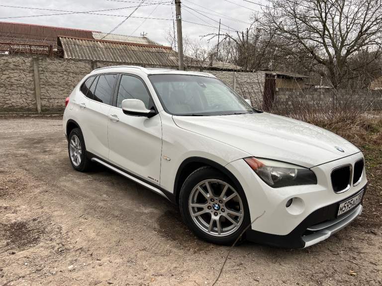 Продам bmw x1 e84 191 тыс. Км 2011г. Цена 1.700.000 руб. Крашеный только капот. Комплект новых зимних и летних шин. По комплектации 28ixdrive 8 акпп на 245л. С. Доналоговый, кресла спорт с боковой подкачкой, климат на две зоны, подогрев руля и сидений, круиз, хорошая акустика harman (звук классный), панорама. Увеличенные торомоза, если сравнивать с российскими комплектациями. +7949з4659о7 - фотография - 14