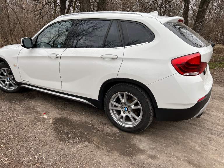 Продам bmw x1 e84 191 тыс. Км 2011г. Цена 1.700.000 руб. Крашеный только капот. Комплект новых зимних и летних шин. По комплектации 28ixdrive 8 акпп на 245л. С. Доналоговый, кресла спорт с боковой подкачкой, климат на две зоны, подогрев руля и сидений, круиз, хорошая акустика harman (звук классный), панорама. Увеличенные торомоза, если сравнивать с российскими комплектациями. +7949з4659о7 - фотография - 3