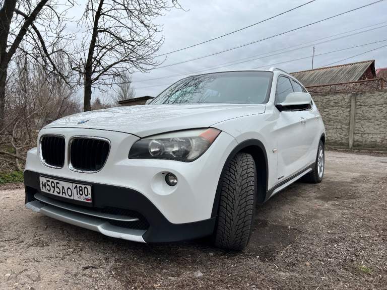 Продам bmw x1 e84 191 тыс. Км 2011г. Цена 1.700.000 руб. Крашеный только капот. Комплект новых зимних и летних шин. По комплектации 28ixdrive 8 акпп на 245л. С. Доналоговый, кресла спорт с боковой подкачкой, климат на две зоны, подогрев руля и сидений, круиз, хорошая акустика harman (звук классный), панорама. Увеличенные торомоза, если сравнивать с российскими комплектациями. +7949з4659о7 - фотография - 8