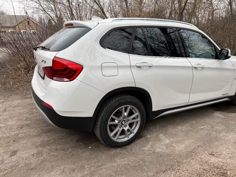 Продам bmw x1 e84 191 тыс. Км 2011г. Цена 1.700.000 руб. Крашеный только капот. Комплект новых зимних и летних шин. По комплектации 28ixdrive 8 акпп на 245л. С. Доналоговый, кресла спорт с боковой подкачкой, климат на две зоны, подогрев руля и сидений, круиз, хорошая акустика harman (звук классный), панорама. Увеличенные торомоза, если сравнивать с российскими комплектациями. +7949з4659о7 - фотография - 13