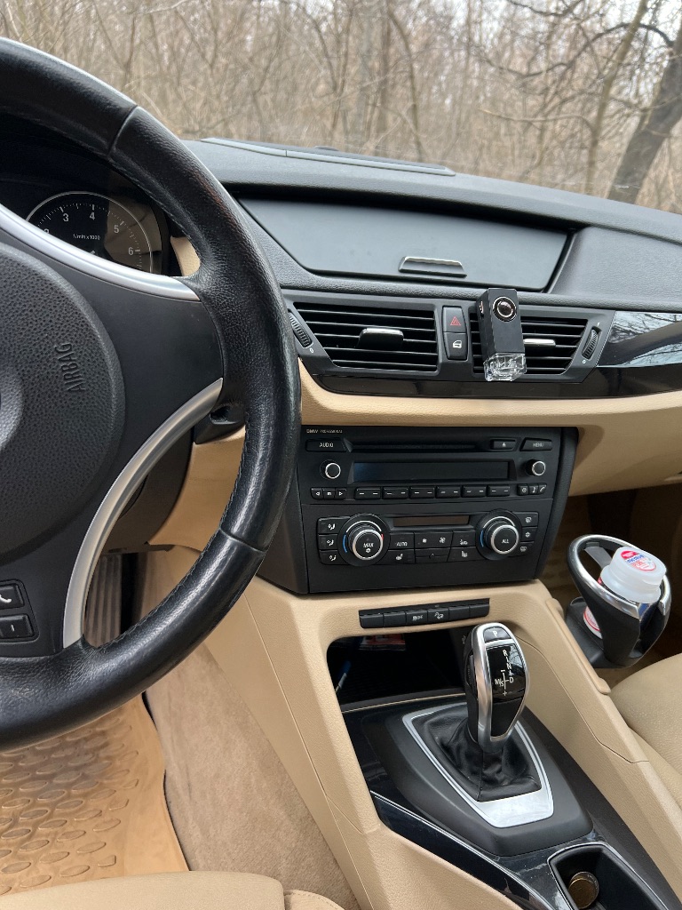Продам bmw x1 e84 191 тыс. Км 2011г. Цена 1.700.000 руб. Крашеный только капот. Комплект новых зимних и летних шин. По комплектации 28ixdrive 8 акпп на 245л. С. Доналоговый, кресла спорт с боковой подкачкой, климат на две зоны, подогрев руля и сидений, круиз, хорошая акустика harman (звук классный), панорама. Увеличенные торомоза, если сравнивать с российскими комплектациями. +7949з4659о7 - фотография - 5