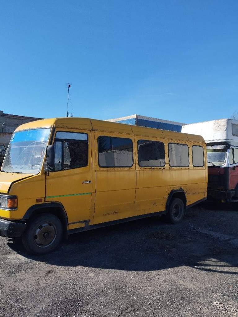Продам мерседес 609 грузопассажир по техпаспорта,1992 г, на ходу, сел и поехал.350000 руб. ,9493154986 - фотография - 1