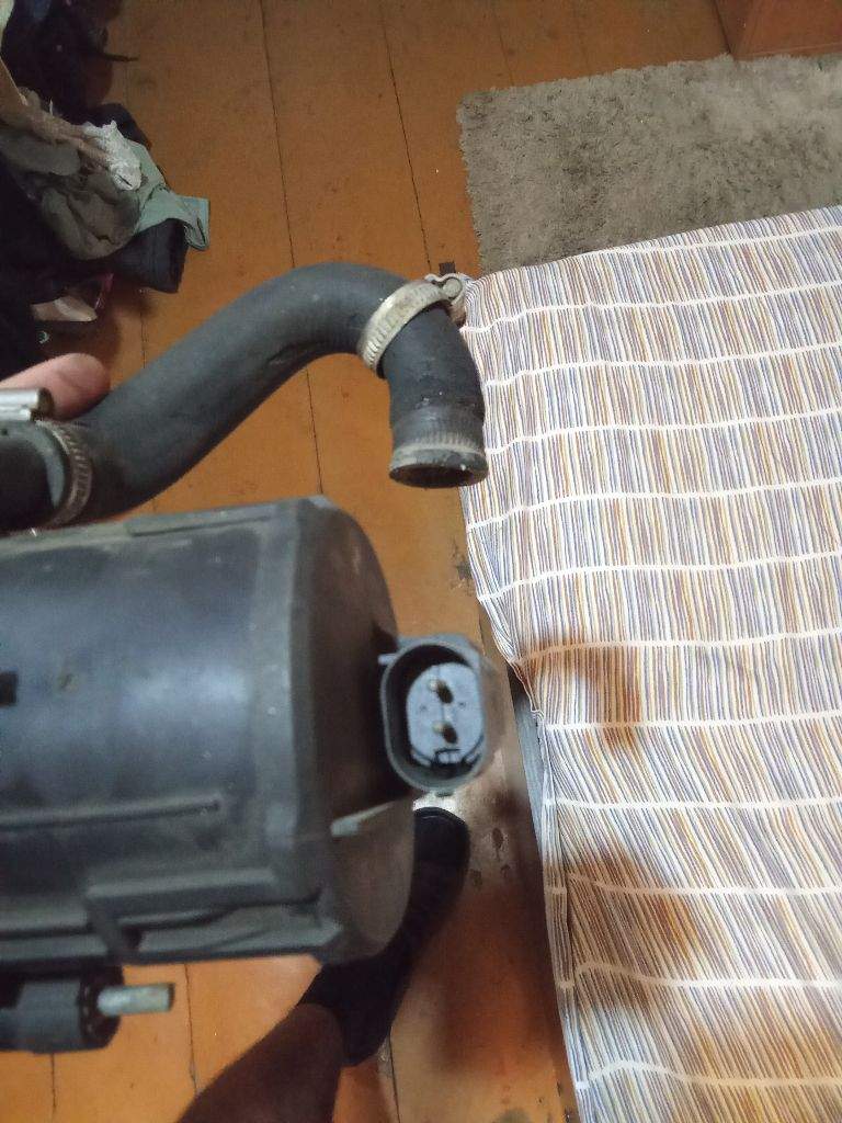 Продаю запчасти:-нагнетатель воздуха бмв е46 б/у 2000р. ,задняя правая фара на reno traffic/opel vivaro новая 4000р. ,патрубок интеркуллера на man б/у 2000р. ,коленвал с вкладышамиопель кадетт б/у 3500р. Тел. +79493134655 - фотография - 3