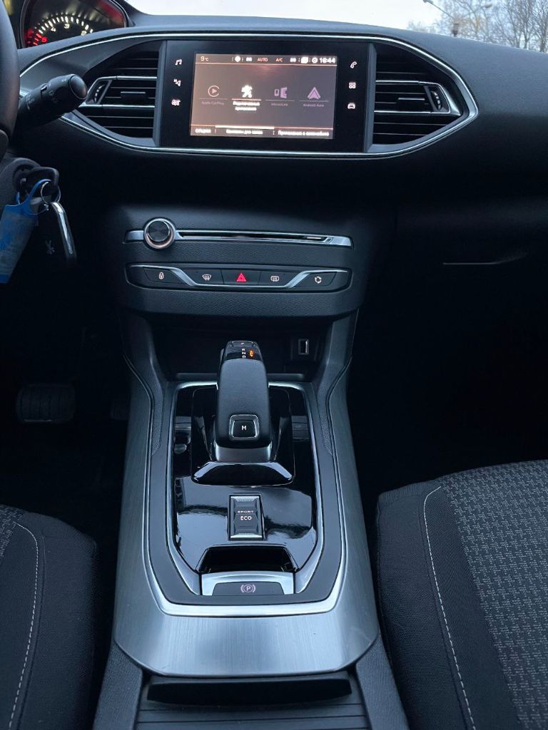 Родам peugeot 308 ll поколения рестайл 2018г. В. Французской сборки с пробегом 130т. Км, машина в идеальном состоянии, очень популярный в европе универсал с надёжным дизельным мотором 1,5 hdi (130 л. С) и неубиваемой японской 8 ступенчатой акпп aisin. Кузов оцинкованный, мотор, коробка и ходовая в идеале. Отличная комплектация: климат, круиз, датчик света, дождя, сенсорная мультимедиа с поддержкой android auto и apple carplay, полный электропакет, мультируль, автоматическое складывание зеркал, электронный ручник, и многое другое. Два ключа. Машина на хорошей зимней резине. Расход в городе 5 л. В дтп не была, стекла, оптика все родное, юридически чиста и готова к переоформлению, едем сразу с вами оформляем. Звоните в любое время.
Цена 1.640 (торг будет договоримся по цене) обмен рассмотрю, днр ☎телефон для связи феникс: +79493412951 билайн: +79064282642
Так же возможна доставка 🚚 - фотография - 3