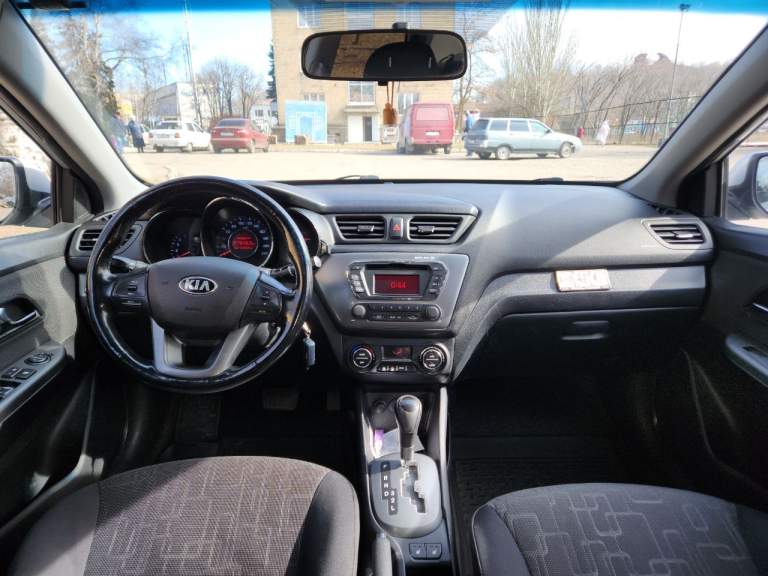 Продам kio rio iii, 2013 года выпуска, с самым надежным мотором 1.6 и автоматической коробкой передач (aisin). В машине есть все необходимое для комфорной езды, климат, мультируль, гидроусилитель, 4 электростеклоподъемника, подогрев передних сидений и тд.
Пробег 156000км. Кузов в хорошем состоянии, ходовая часть без нареканий, в авто все работает как нужно. Макеевка. Цена 1080000 руб. +79494951469 - фотография - 5