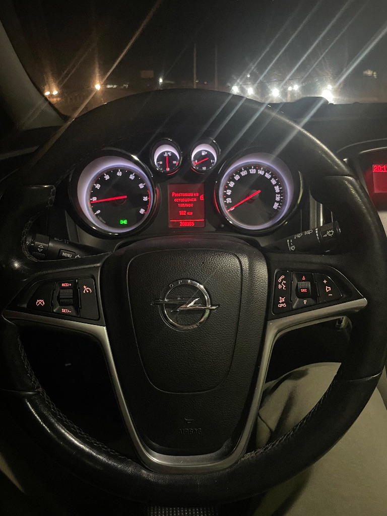 Срочно продается opel astra j 2011 года, состояние по технике отличное, по кузову есть мелкие косячки. Мотор 1,6 атмосфера, мкпп. Цвет белый. Машина в ростове будет 14.03-15.03 числа. Цена 670.000₽ быстрым торг! Полный комплект документов, два ключа. Строго с переоформлением. Продажа от собственника. +79955006612 звоните, пишите есть воцап. - фотография - 5