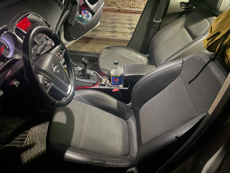 Срочно продается opel astra j 2011 года, состояние по технике отличное, по кузову есть мелкие косячки. Мотор 1,6 атмосфера, мкпп. Цвет белый. Машина в ростове будет 14.03-15.03 числа. Цена 670.000₽ быстрым торг! Полный комплект документов, два ключа. Строго с переоформлением. Продажа от собственника. +79955006612 звоните, пишите есть воцап. - фотография - 7