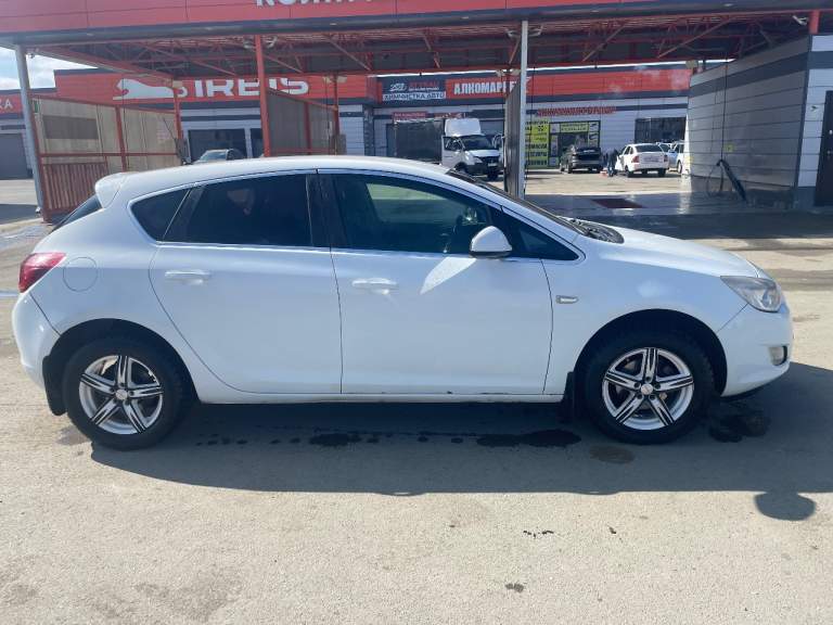 Срочно продается opel astra j 2011 года, состояние по технике отличное, по кузову есть мелкие косячки. Мотор 1,6 атмосфера, мкпп. Цвет белый. Машина в ростове будет 14.03-15.03 числа. Цена 670.000₽ быстрым торг! Полный комплект документов, два ключа. Строго с переоформлением. Продажа от собственника. +79955006612 звоните, пишите есть воцап. - фотография - 4