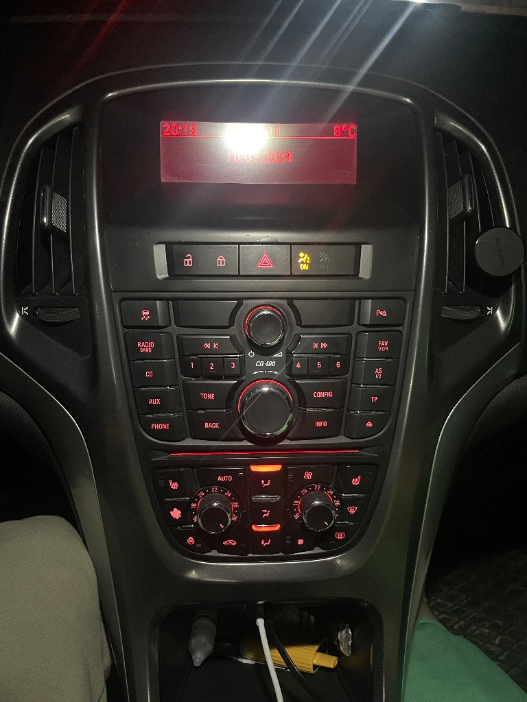 Срочно продается opel astra j 2011 года, состояние по технике отличное, по кузову есть мелкие косячки. Мотор 1,6 атмосфера, мкпп. Цвет белый. Машина в ростове будет 14.03-15.03 числа. Цена 670.000₽ быстрым торг! Полный комплект документов, два ключа. Строго с переоформлением. Продажа от собственника. +79955006612 звоните, пишите есть воцап. - фотография - 8