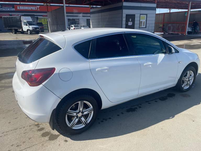 Срочно продается opel astra j 2011 года, состояние по технике отличное, по кузову есть мелкие косячки. Мотор 1,6 атмосфера, мкпп. Цвет белый. Машина в ростове будет 14.03-15.03 числа. Цена 670.000₽ быстрым торг! Полный комплект документов, два ключа. Строго с переоформлением. Продажа от собственника. +79955006612 звоните, пишите есть воцап. - фотография - 2