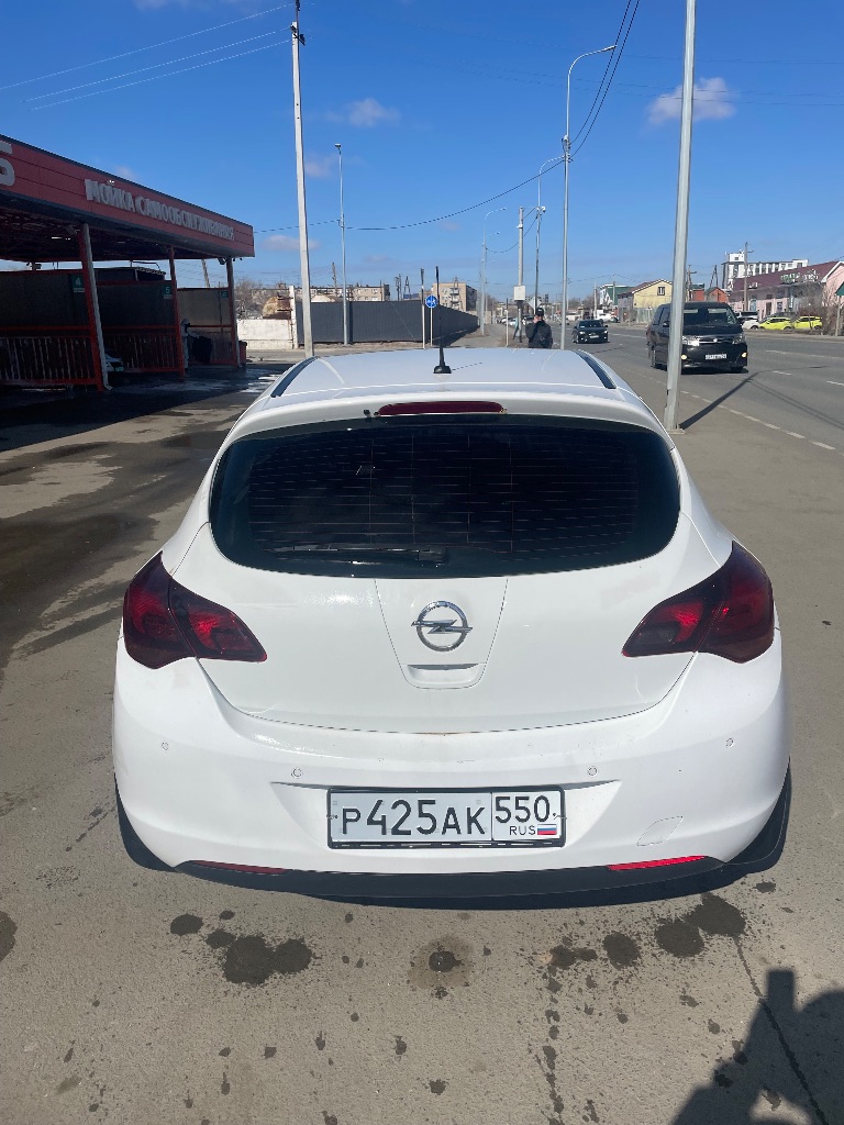 Срочно продается opel astra j 2011 года, состояние по технике отличное, по кузову есть мелкие косячки. Мотор 1,6 атмосфера, мкпп. Цвет белый. Машина в ростове будет 14.03-15.03 числа. Цена 670.000₽ быстрым торг! Полный комплект документов, два ключа. Строго с переоформлением. Продажа от собственника. +79955006612 звоните, пишите есть воцап. - фотография - 1